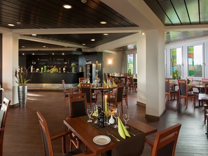 Familienhotel - Preisniveau: moderat - Panoramarestaurant in der 12. Etage des Hotels mit fantastischem Ausblick - AHORN Seehotel Templin