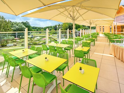 Familienhotel - Umgebungsschwerpunkt: Strand - Deutschland - Halbpensionsrestaurant Sommerterrasse - AHORN Seehotel Templin