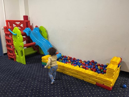 Familienhotel - Garten - Kinderspielraum: Rutsche für kleine Kinder - AHORN Seehotel Templin
