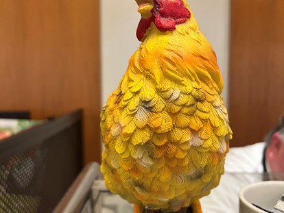 Familienhotel - Garten - Das Huhn im Essraum - AHORN Seehotel Templin