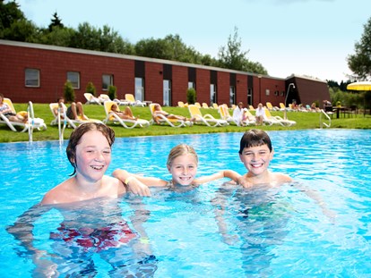 Familienhotel - Skikurs direkt beim Hotel - Sachsen - Saisonaler Außen-Pool - AHORN Waldhotel Altenberg