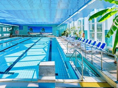 Familienhotel - Garten - Thüringens größter hoteleigener Innen-Pool (25x10m) mit extra Kinderbecken und morgendlicher Aqua-Gymnastik - AHORN Berghotel Friedrichroda
