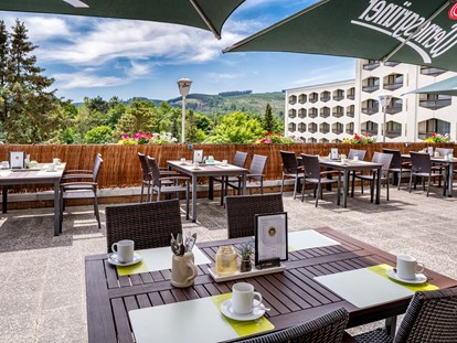 Familienhotel - Umgebungsschwerpunkt: am Land - Deutschland - Strandbar mit Café in den warmen Monaten - AHORN Berghotel Friedrichroda