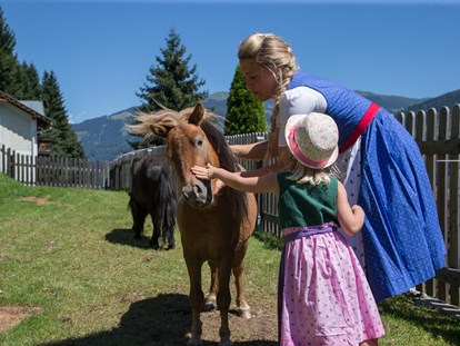 Familienhotel - Verpflegung: Frühstück - Hotell Ponys im Sommer - Familien- und Sportresort Alpenblick