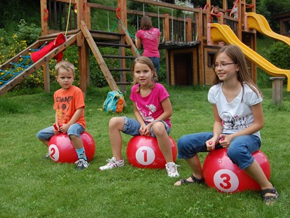 Familienhotel - Klassifizierung: 4 Sterne S - Hüttschlag - Spielplatz im Garten - Familien- und Sportresort Alpenblick