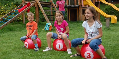 Familienhotel - Garten - Pinzgau - Spielplatz im Garten - Familien- und Sportresort Alpenblick