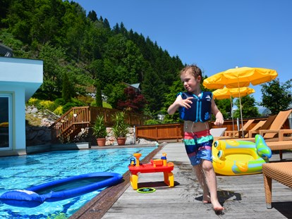 Familienhotel - Verpflegung: Frühstück - Österreich - Spass am Pool - Familien- und Sportresort Alpenblick