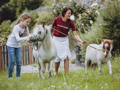 Familienhotel - Pools: Schwimmteich - Österreich - Sportresort Alpenblick Kinderspass Pony - Familien- und Sportresort Alpenblick