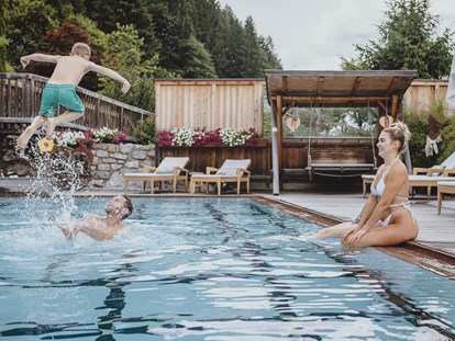 Familienhotel - Pools: Schwimmteich - Ellmau - Außenpool - Familien- und Sportresort Alpenblick
