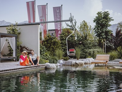 Familienhotel - Pools: Schwimmteich - Bramberg am Wildkogel - Familien- und Sportresort Alpenblick