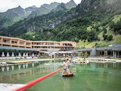 Familienhotel - Umgebungsschwerpunkt: Fluss - Trentino-Südtirol - Das Feuerstein Nature Family Resort mit dem Piratenboot - Feuerstein Nature Family Resort