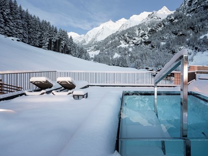 Familienhotel - Ausritte mit Pferden - Längenfeld - Die Dachterrasse im Winter - Feuerstein Nature Family Resort