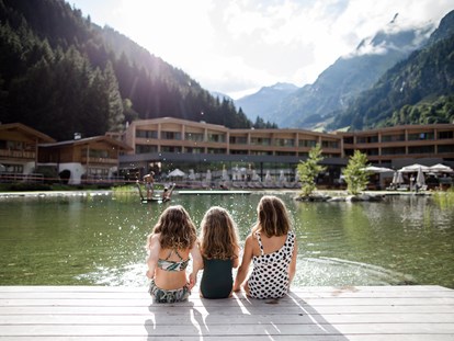 Familienhotel - Skilift - Südtirol - Sommer am Badeteich - Feuerstein Nature Family Resort