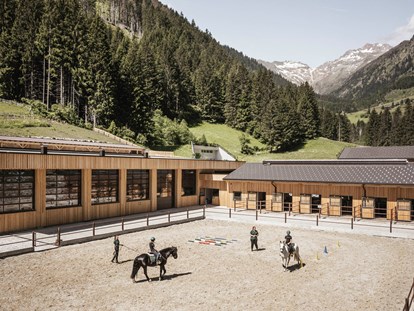 Familienhotel - Ausritte mit Pferden - Längenfeld - Der neue Reiterhof - Feuerstein Nature Family Resort