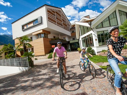 Familienhotel - Ladestation Elektroauto - Dimaro - Top Fahrradverleih und Anbindung zum Fahrradweg (über 100km lang) - Familien-Wellness Residence Tyrol