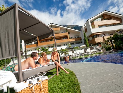 Familienhotel - Wasserrutsche - Dimaro - Beheizter Außenpool mit 50m Rutsche - Familien-Wellness Residence Tyrol