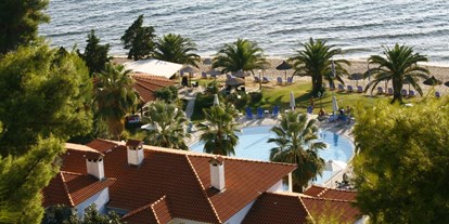 Familienhotel - Kinderbecken - Griechenland - Blick auf Pool und Meer - Hotel Lily Ann Beach
