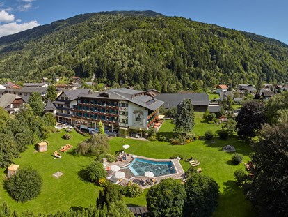Familienhotel - Garten - Döbriach - Luftaufnahme vom Familiengut - Familiengut Hotel Burgstaller