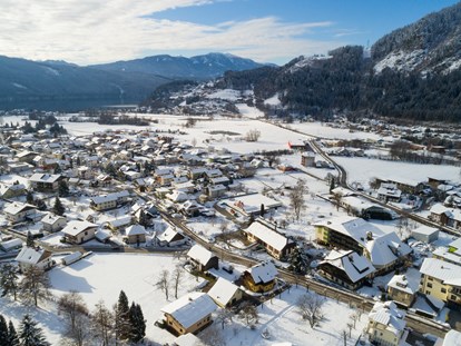Familienhotel - Umgebungsschwerpunkt: See - Kärnten - Luftaufnahme im Winter - Familiengut Hotel Burgstaller