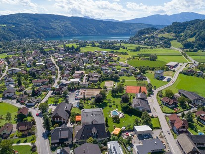Familienhotel - Umgebungsschwerpunkt: See - Kärnten - Luftaufnahme im Sommer - Familiengut Hotel Burgstaller