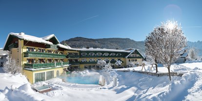 Familienhotel - Umgebungsschwerpunkt: Therme - Donnersbachwald - Außenansicht Winter im Familienhotel Sommerhof - Familienhotel Sommerhof