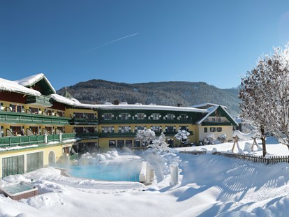 Familienhotel - Skilift - Aigen im Ennstal - Außenansicht Winter im Familienhotel Sommerhof - Familienhotel Sommerhof