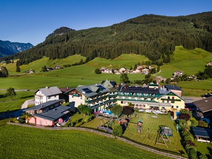Familienhotel - Umgebungsschwerpunkt: Therme - Österreich - Außenansicht Sommer mit Gartenanlage - Familienhotel Sommerhof