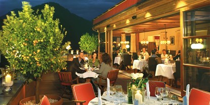 Familienhotel - Pools: Innenpool - Zell am See - Abendstimmung im Sommer auf der Terrasse - Hotel Zinnkrügl, Wellness-Gourmet & Relax Hotel