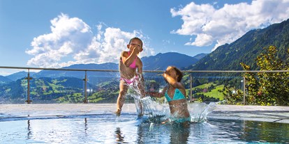 Familienhotel - Suiten mit extra Kinderzimmer - Salzburg - Panoramapool bei geöffneten Fenstern - Hotel Zinnkrügl, Wellness-Gourmet & Relax Hotel