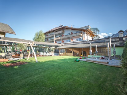 Familienhotel - Pools: Infinity Pool - Seis am Schlern - Kastelruth - Hotel Fameli im Sommer - Hotel Fameli