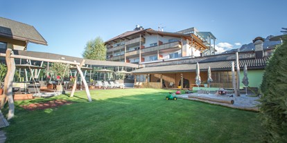Familienhotel - Garten - Italien - Hotel Fameli im Sommer - Hotel Fameli