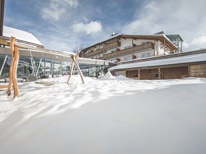 Familienhotel - Pools: Infinity Pool - St.Ulrich in Gröden - Hotel Fameli im Winter - Hotel Fameli