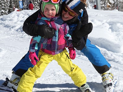 Familienhotel - Kinderbetreuung - Ich lerne Skifahren - Almfamilyhotel Scherer****s - Familotel Osttirol