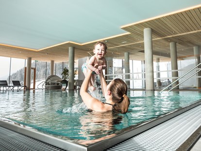 Familienhotel - Garten - große Wasserwelt - Almfamilyhotel Scherer****s - Familotel Osttirol