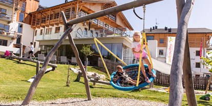 Familienhotel - Kinderbetreuung - Außenspielplatz direkt vor dem Almfamilyhotel - Almfamilyhotel Scherer****s - Familotel Osttirol