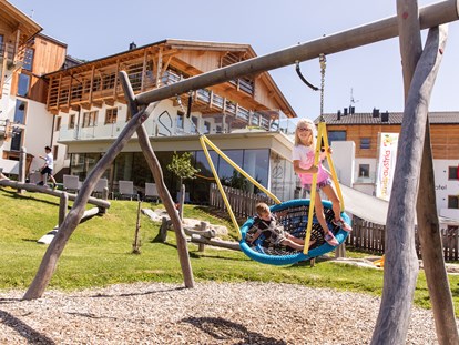 Familienhotel - Kinderwagenverleih - Außenspielplatz direkt vor dem Almfamilyhotel - Almfamilyhotel Scherer****s - Familotel Osttirol