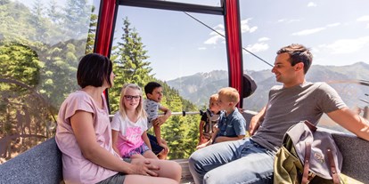 Familienhotel - ausschließlich Familien im Hotel - Gondelfahrt auf den Berg mit der Golzentippbahn in Obertilliach - Almfamilyhotel Scherer****s - Familotel Osttirol