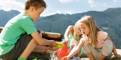 Familienhotel - Teenager-Programm - Die Wasserstation am großen Außenspielplatz - Almfamilyhotel Scherer****s - Familotel Osttirol
