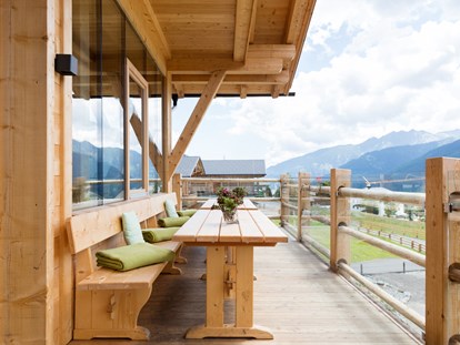 Familienhotel - Ladestation Elektroauto - Sexten - Balkon vor dem Restaurant - Almfamilyhotel Scherer****s - Familotel Osttirol
