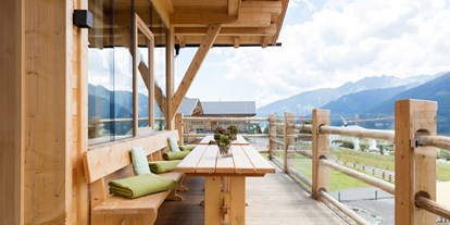Familienhotel - Kinderwagenverleih - Balkon vor dem Restaurant - Almfamilyhotel Scherer****s - Familotel Osttirol