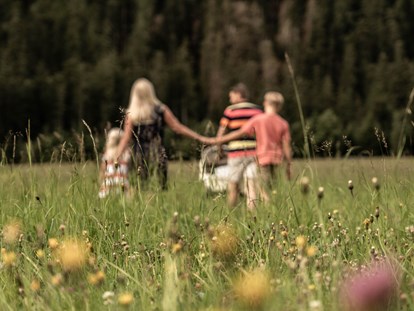 Familienhotel - Kinderbetreuung in Altersgruppen - Sillian - Spaziergang durch die Felder Obertilliachs - Almfamilyhotel Scherer****s - Familotel Osttirol