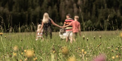 Familienhotel - Teenager-Programm - Spaziergang durch die Felder Obertilliachs - Almfamilyhotel Scherer****s - Familotel Osttirol
