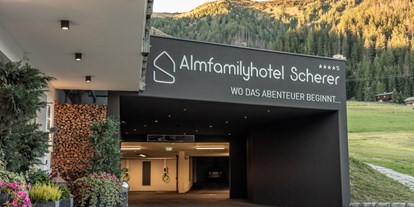 Familienhotel - Umgebungsschwerpunkt: Berg - Einfahrt in den Abenteuerurlaub - Almfamilyhotel Scherer****s - Familotel Osttirol