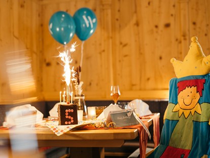 Familienhotel - Pools: Außenpool beheizt - Happy Birthday! - Kinderhotel Waldhof