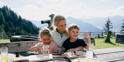 Familienhotel - Ausritte mit Pferden - Salzburg - leckere Almjause - Kinderhotel Waldhof
