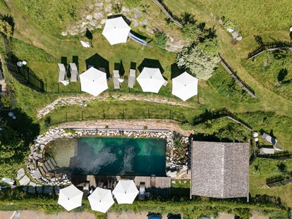 Familienhotel - Pools: Infinity Pool - Gosau - Unser Naturschwimmteich - Kinderhotel Waldhof