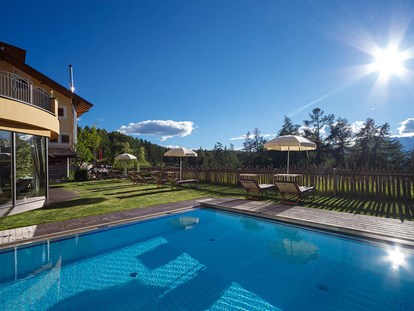 Familienhotel - Wasserrutsche - Südtirol - Outdoor Pool und Garten - Wohlfühlhotel Falzeben