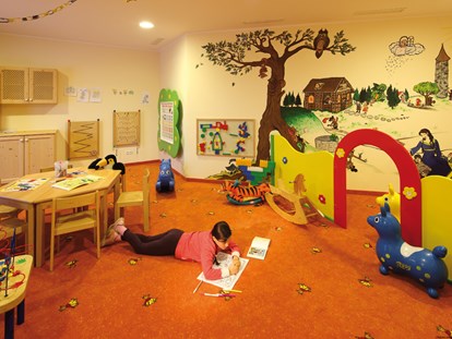Familienhotel - Suiten mit extra Kinderzimmer - Naturns bei Meran - Kinderspielzimmer - Wohlfühlhotel Falzeben