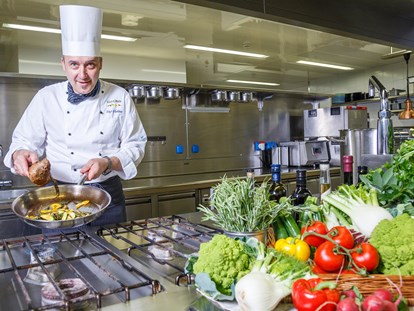 Familienhotel - Umgebungsschwerpunkt: Berg - Italien - Chef Günther in seiner Kochwerkstatt - Wohlfühlhotel Falzeben