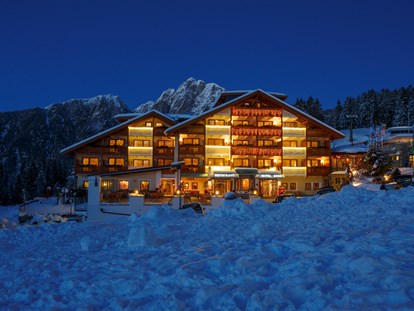 Familienhotel - Wasserrutsche - Südtirol - Winterromantik direkt an der Umlaufbahn Meran 2000 - Wohlfühlhotel Falzeben